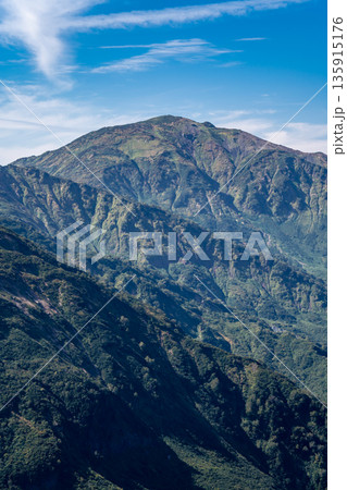 天狗ノ庭から見る朝日岳　蓮華温泉～北アルプス白馬岳縦走登山 135915176