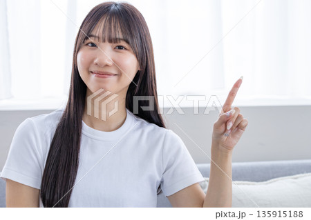 若い女性　指さし 135915188