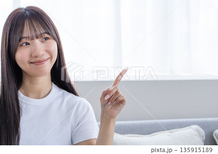 若い女性　指さし 135915189