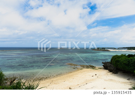 沖縄 本島 エメラルドビーチ 岩 沖縄 本島 エメラルドビーチ 岩 135915435