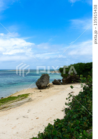 沖縄 本島 エメラルドビーチ 岩 沖縄 本島 エメラルドビーチ 岩 135915438