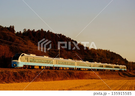 夕暮れの成田線を駆け抜けるE653系/フレッシュひたち色 夕暮れの成田線を駆け抜けるE653系/フレッシュひたち色 135915585
