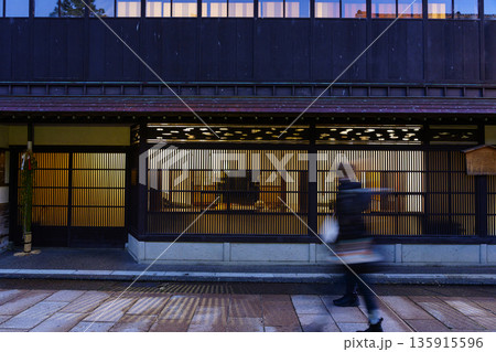 夜の帷が降りた城下町金沢のひがし茶屋街 135915596