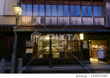 夜の帷が降りた城下町金沢のひがし茶屋街 夜の帷が降りた城下町金沢のひがし茶屋街 135915599