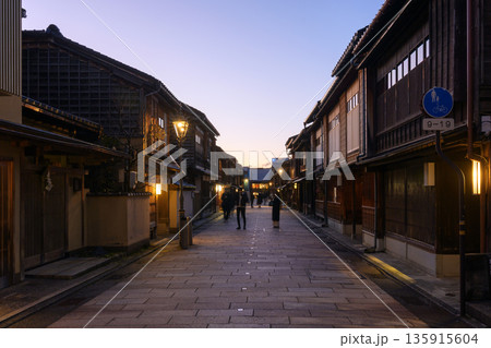 夜の帷が降りた城下町金沢のひがし茶屋街 夜の帷が降りた城下町金沢のひがし茶屋街 135915604