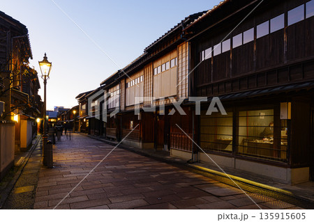 夜の帷が降りた城下町金沢のひがし茶屋街 夜の帷が降りた城下町金沢のひがし茶屋街 135915605