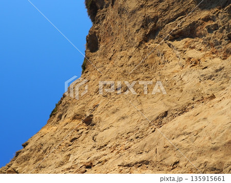 乾燥した大地　テクスチャ‐ー　石と砂の芸術　海岸で出会ったアート作品　海と海岸のコピースペース 135915661