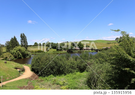 ホビット村から遠くに見えるグリーンドラゴン【ニュージーランド・マタマタ】 135915956