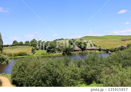 ホビット村から見るグリーンドラゴン【ニュージーランド・マタマタ】 135915957