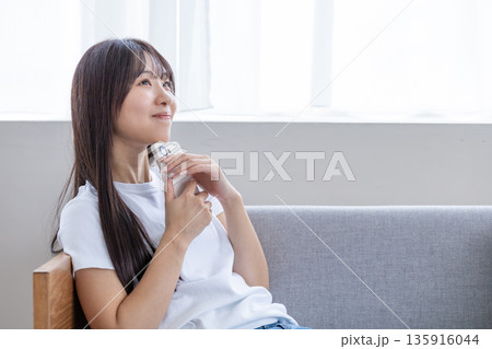スマートフォンを持つ若い女性 スマートフォンを持つ若い女性 135916044