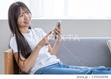 スマートフォンを使う若い女性 135916046