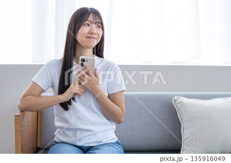 スマートフォンを使う若い女性 135916049