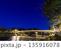 ライトアップされた金沢の浅野川界隈 135916078
