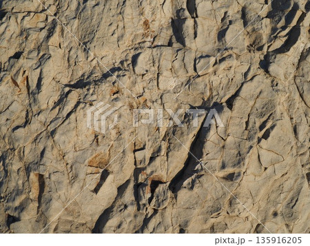 岩と砂の芸術　海の景色を堪能する　コピースペース　自然が織りなす芸術バックグラウンド 135916205