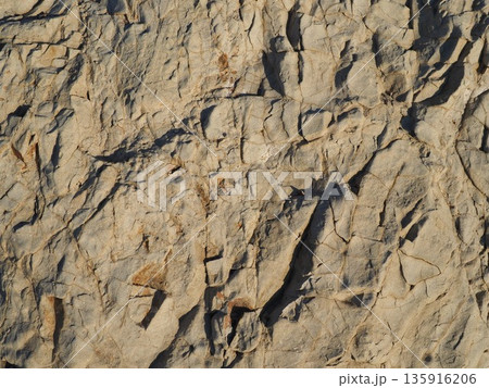 岩と砂の芸術　海の景色を堪能する　コピースペース　自然が織りなす芸術バックグラウンド 135916206