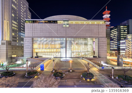 名古屋市、愛知芸術文化センターの夜景 135916369