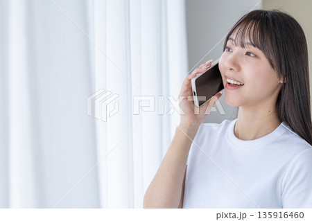 スマートフォンを持つ若い女性 135916460