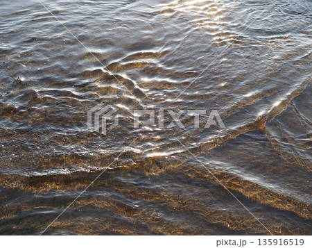 水面の芸術　一瞬一瞬の奇跡　コピースペース　テクスチャ　自然の織りなす芸術 135916519