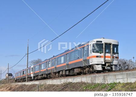 冬の高山本線を行く キハ25系4両編成 冬の高山本線を行く キハ25系4両編成 135916747