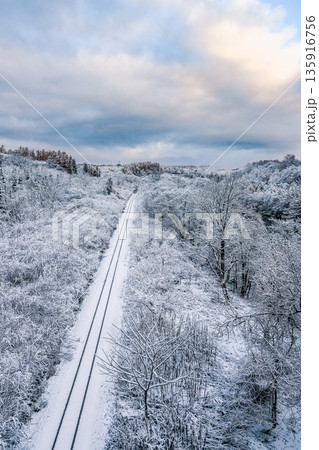 雪に包まれた函館本線、白銀の森を貫く鉄路 135916756