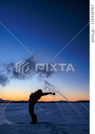 厳寒の大地で舞い上がるお湯花火 135916767