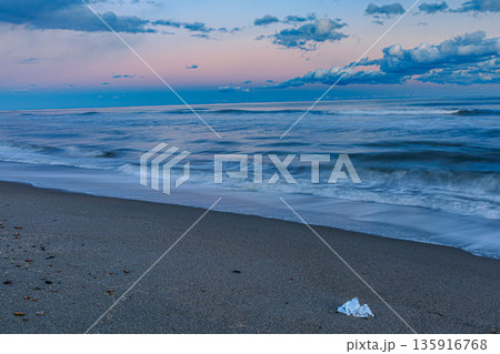 冬の浜辺に佇むジュエリーアイスと黄昏の空 135916768