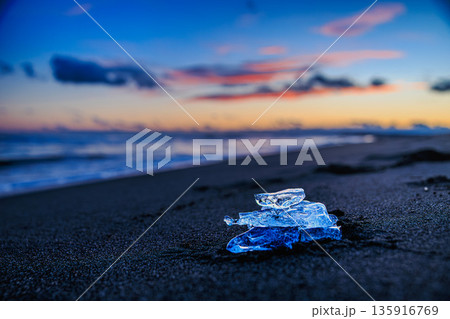 夕暮れの海に輝くジュエリーアイス 夕暮れの海に輝くジュエリーアイス 135916769