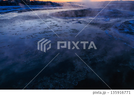 氷と霧が織りなす十勝川の冬景色 135916771