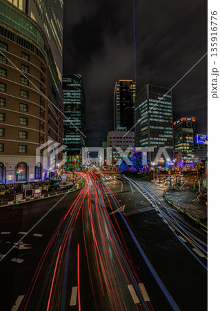 大阪・梅田 夜景　交差点に流れる車の光 135916776