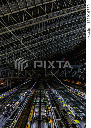 近未来的な大阪駅構内の夜 近未来的な大阪駅構内の夜 135916779
