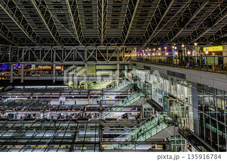 大阪駅の夜景と巨大屋根構造 135916784