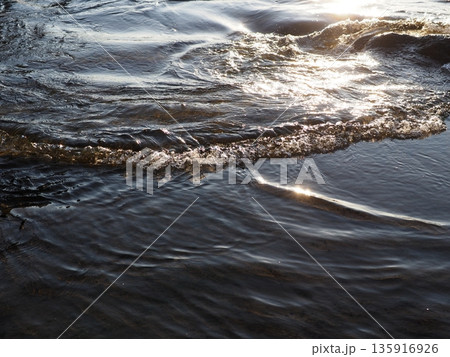 水面に反射する光の芸術　コピースペース　水の芸術のバックグラウンド　一瞬の芸術　その時を大切に 135916926