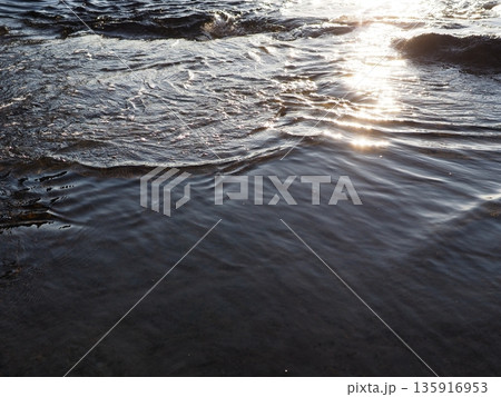 水面に反射する光の芸術 コピースペース 水の芸術のバックグラウンド 一瞬の芸術 その時を大切に 水面に反射する光の芸術 コピースペース 水の芸術のバックグラウンド 一瞬の芸術 その時を大切に 135916953