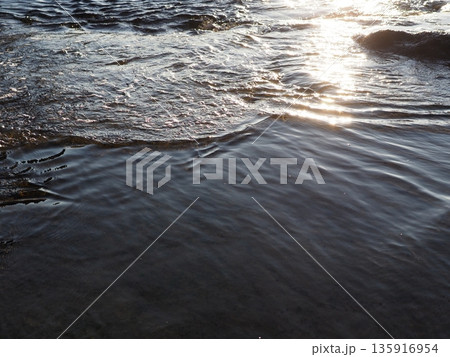 水面に反射する光の芸術　コピースペース　水の芸術のバックグラウンド　一瞬の芸術　その時を大切に 135916954