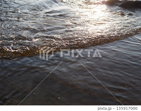 水面に反射する光の芸術　コピースペース　水の芸術のバックグラウンド　一瞬の芸術　その時を大切に 135917000