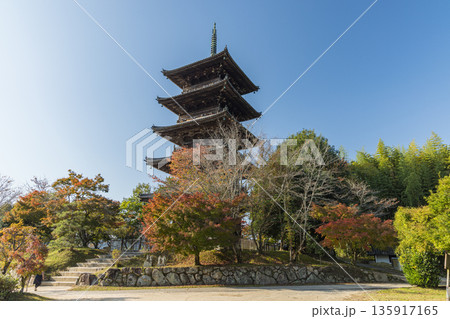 日本　岡山県総社市にある備中国分寺の五重塔 135917165