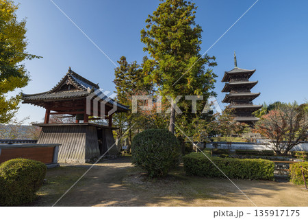 日本　岡山県総社市にある備中国分寺の五重塔 135917175