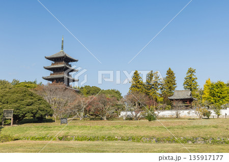 日本　岡山県総社市にある備中国分寺の五重塔 135917177