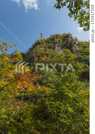 日本 岡山県総社市の高梁川支流槙谷川の上流にある豪渓の紅葉と剣峰・雲梯峰 日本 岡山県総社市の高梁川支流槙谷川の上流にある豪渓の紅葉と剣峰・雲梯峰 135917208