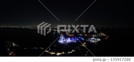 海側から江の島の夜景～シーキャンドル　パノラマ写真 135917280