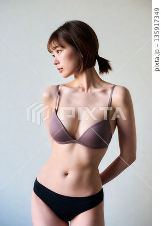 下着姿のモデル女性 135917349
