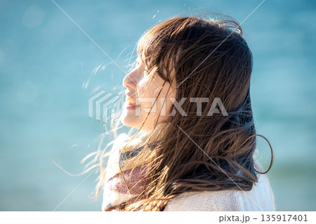 冬の海と若い女性 135917401