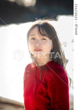 冬の海と若い女性 135917412
