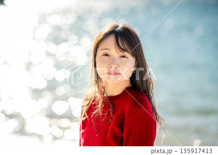 冬の海と若い女性 冬の海と若い女性 135917413