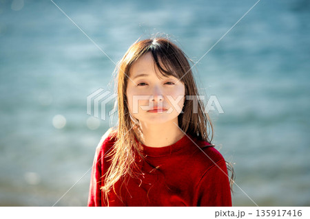 冬の海と若い女性 135917416