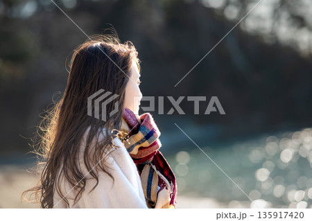 冬の海と若い女性 135917420