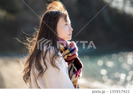 冬の海と若い女性 135917422