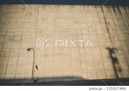 壁と女性と影 135917460