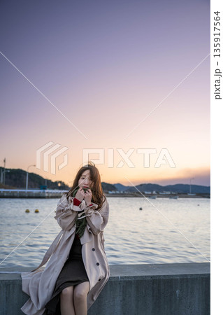 夕方の海と空と若い女性 135917564