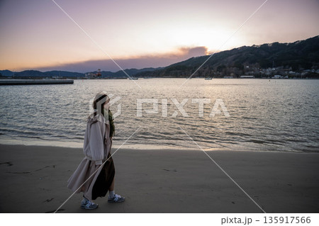 夕方の海と空と若い女性 夕方の海と空と若い女性 135917566